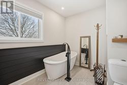 5 pc bathroom near bedrooms - 