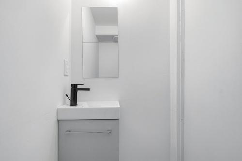 Salle d'eau - 19 Rue Viens, Chambly, QC - Indoor