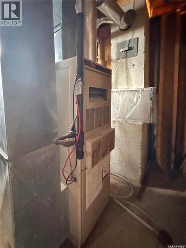 540 3Rd Avenue, Esterhazy, SK - Indoor