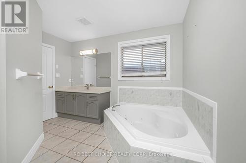 50 Pelham Drive, Hamilton, ON - Indoor Photo Showing Bathroom
