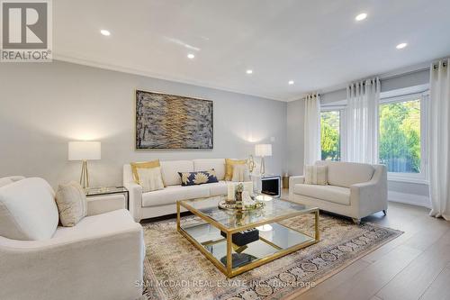 807 Indian Road, Mississauga, ON - Indoor Photo Showing Living Room