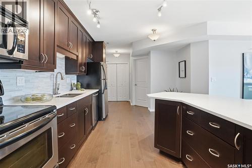 702 902 Spadina Crescent E, Saskatoon, SK - Indoor Photo Showing Kitchen With Stainless Steel Kitchen With Double Sink With Upgraded Kitchen