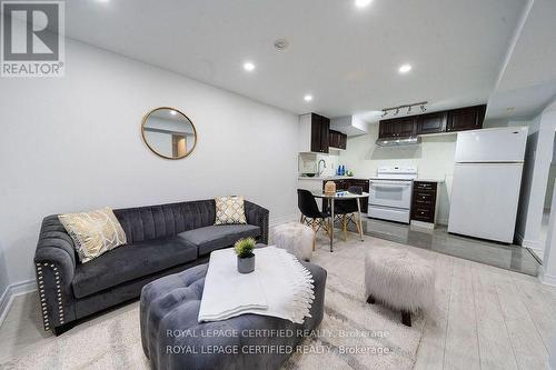 3333 Mainsail Crescent, Mississauga, ON - Indoor Photo Showing Living Room