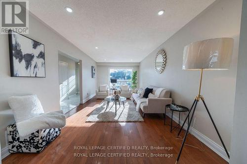 3333 Mainsail Crescent, Mississauga, ON - Indoor Photo Showing Living Room