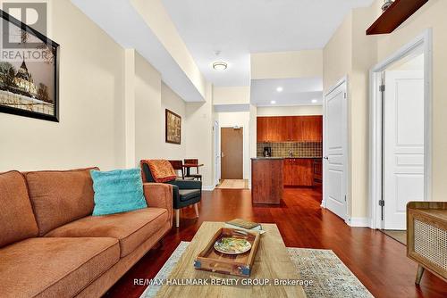 1206 - 200 Besserer Street, Ottawa, ON - Indoor Photo Showing Living Room