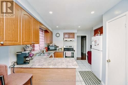7001 Chigwel Court, Mississauga, ON - Indoor Photo Showing Kitchen