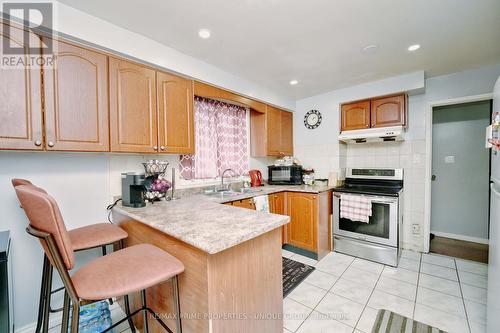 7001 Chigwel Court, Mississauga, ON - Indoor Photo Showing Kitchen