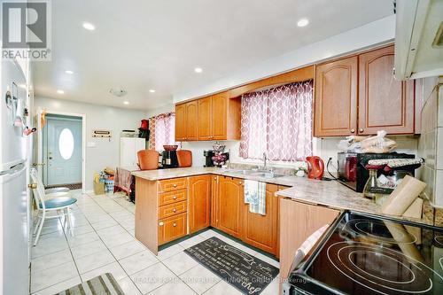 7001 Chigwel Court, Mississauga, ON - Indoor Photo Showing Kitchen