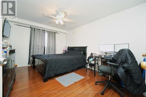 7001 Chigwel Court, Mississauga, ON - Indoor Photo Showing Bedroom