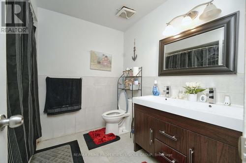 7001 Chigwel Court, Mississauga, ON - Indoor Photo Showing Bathroom