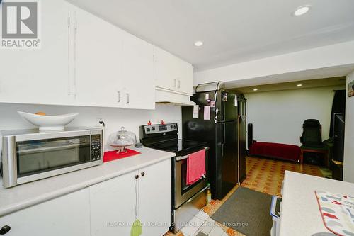 7001 Chigwel Court, Mississauga, ON - Indoor Photo Showing Kitchen