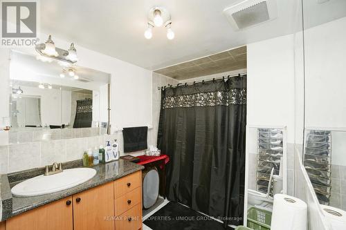 7001 Chigwel Court, Mississauga, ON - Indoor Photo Showing Bathroom