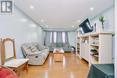 7001 Chigwel Court, Mississauga, ON - Indoor Photo Showing Living Room