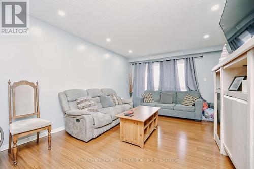 7001 Chigwel Court, Mississauga, ON - Indoor Photo Showing Living Room