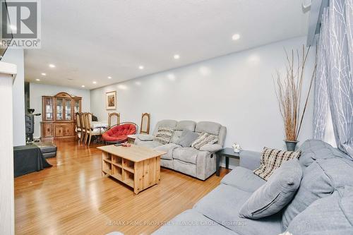 7001 Chigwel Court, Mississauga, ON - Indoor Photo Showing Living Room