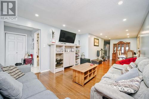 7001 Chigwel Court, Mississauga, ON - Indoor Photo Showing Living Room