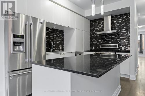 193 Huguenot Road, Oakville, ON - Indoor Photo Showing Kitchen With Double Sink With Upgraded Kitchen