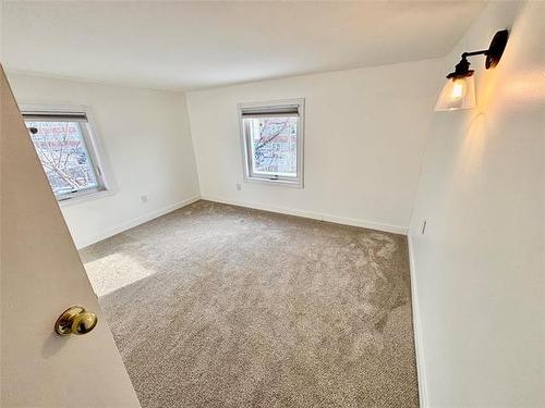 38 Rowand Ave, Winnipeg, MB 