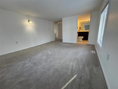 38 Rowand Ave, Winnipeg, MB 