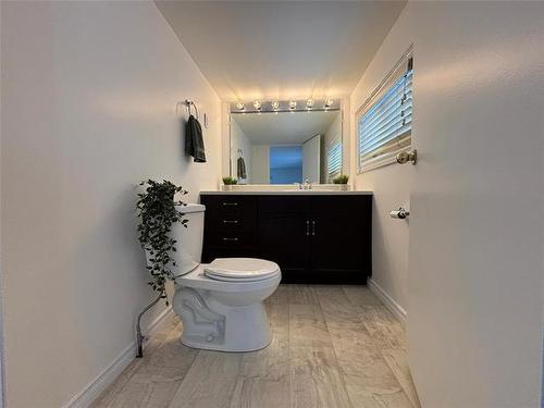 38 Rowand Ave, Winnipeg, MB 