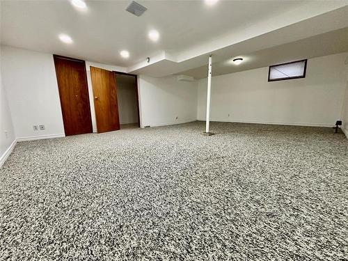 38 Rowand Ave, Winnipeg, MB 