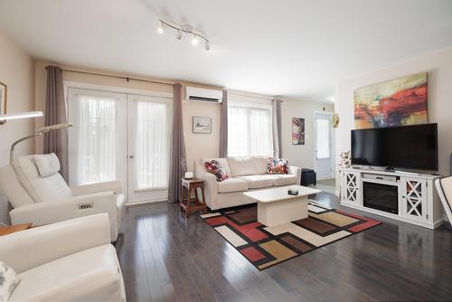 Salon - 3-980 Ch. Du Fleuve, Les Cèdres, QC - Indoor Photo Showing Living Room