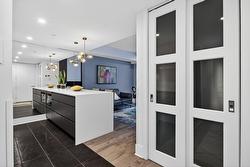 702-360 Rue Atateken  Montréal (Ville-Marie), QC H2L 0H4