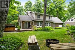 Lovely landscaped back yard - 