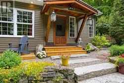 Welcoming and charming front entrance - 