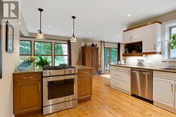 Kitchen full of light and views of the outdoors - 