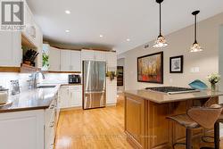 Quartz counters & island breakfast bar - 