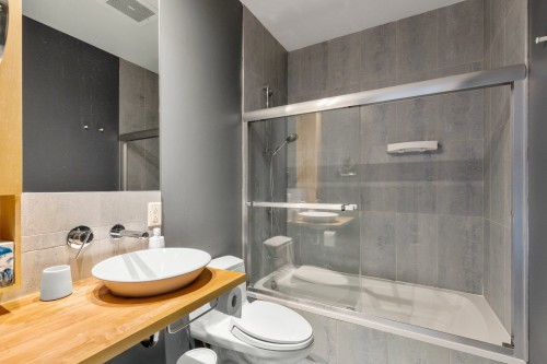 Bathroom - 402-4225 Rue St-Dominique, Montréal (Le Plateau-Mont-Royal), QC - Indoor Photo Showing Bathroom