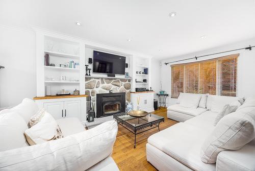Salon - 488 Boul. Samson, Laval (Sainte-Dorothée), QC - Indoor Photo Showing Living Room With Fireplace