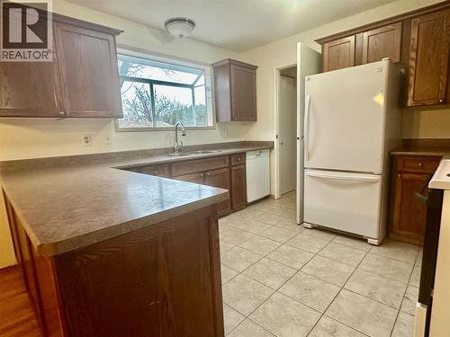 535 Hardie Road, Rutland, BC - Indoor Photo Showing Kitchen With Double Sink
