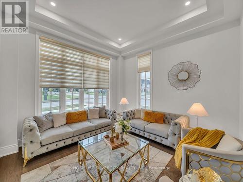 2 Endless Circle, Vaughan, ON - Indoor Photo Showing Living Room