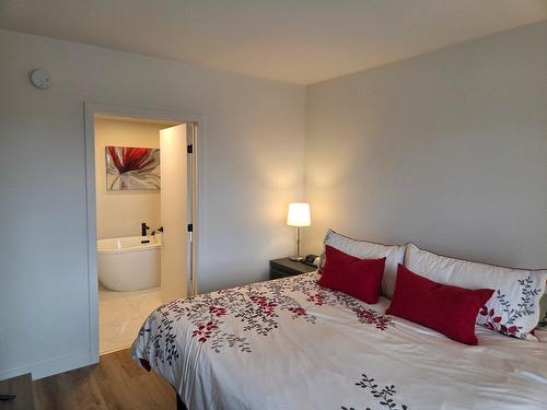 Primary bedroom - 1007-4775 Rue Gertrude-Roy, Québec (Les Rivières), QC - Indoor Photo Showing Bedroom