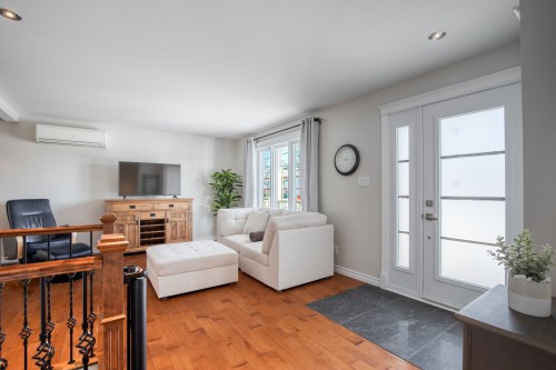 Salon - 178 Rue St-Germain, Saint-Hugues, QC - Indoor