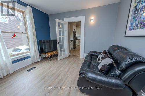 8 Spring Street, Westport, ON - Indoor