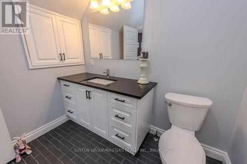 8 Spring Street, Westport, ON - Indoor Photo Showing Bathroom