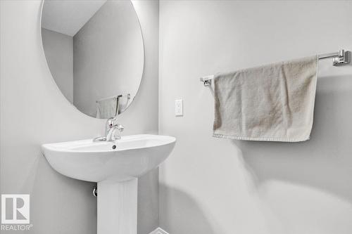 745 Eagleson Cr Nw, Edmonton, AB - Indoor Photo Showing Bathroom
