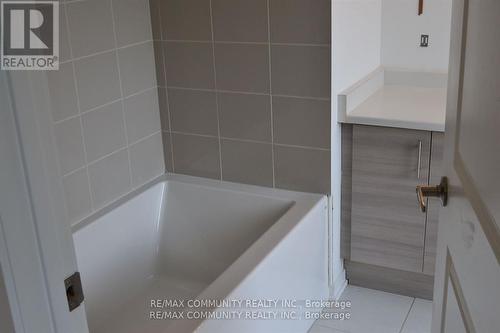 811 Stanstead Path, Oshawa, ON - Indoor Photo Showing Bathroom