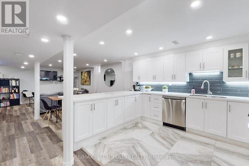 64 Mandel Crescent, Richmond Hill, ON - Indoor Photo Showing Kitchen With Upgraded Kitchen