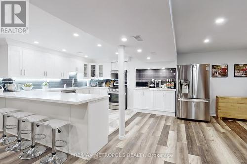 64 Mandel Crescent, Richmond Hill, ON - Indoor Photo Showing Kitchen With Upgraded Kitchen