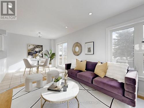 15 Futura Avenue, Richmond Hill, ON - Indoor Photo Showing Living Room