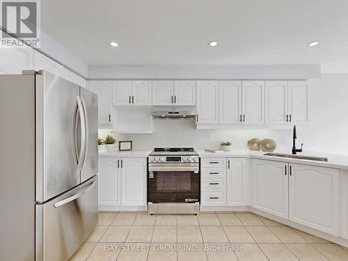 15 Futura Avenue, Richmond Hill, ON - Indoor Photo Showing Kitchen