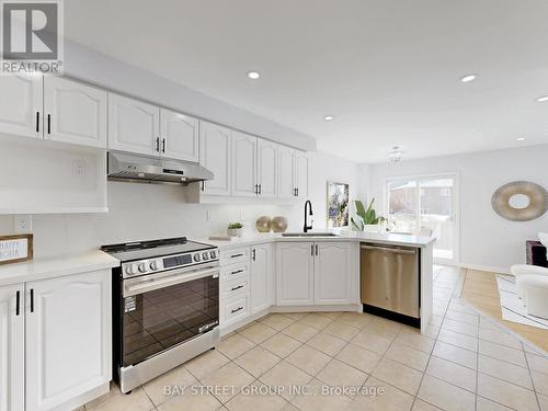 15 Futura Avenue, Richmond Hill, ON - Indoor Photo Showing Kitchen