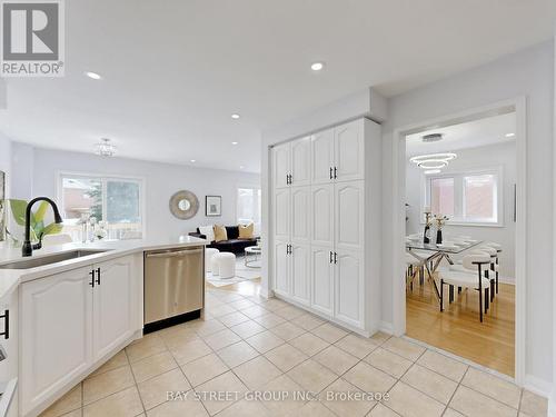 15 Futura Avenue, Richmond Hill, ON - Indoor Photo Showing Kitchen