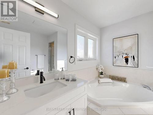 15 Futura Avenue, Richmond Hill, ON - Indoor Photo Showing Bathroom