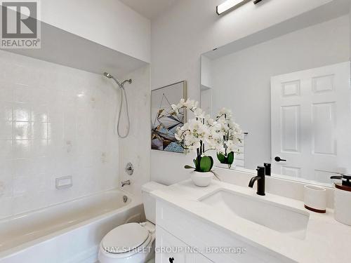 15 Futura Avenue, Richmond Hill, ON - Indoor Photo Showing Bathroom