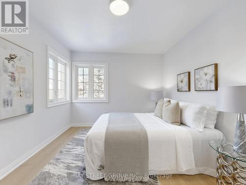 15 Futura Avenue, Richmond Hill, ON - Indoor Photo Showing Bedroom